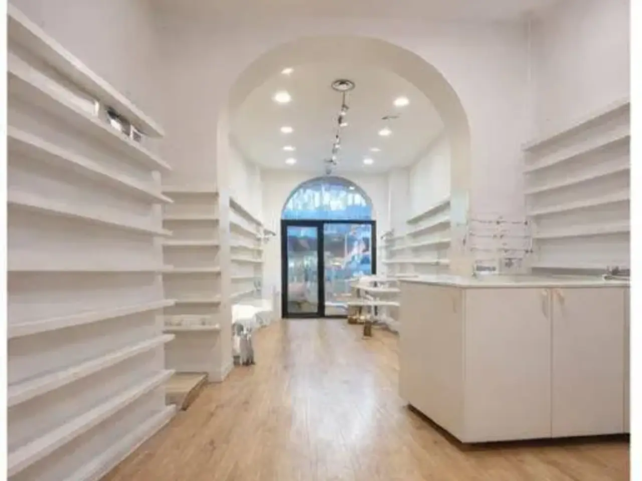 Esercizio commerciale in Via Vittorio Veneto 12, Varese, {3} - Foto 1