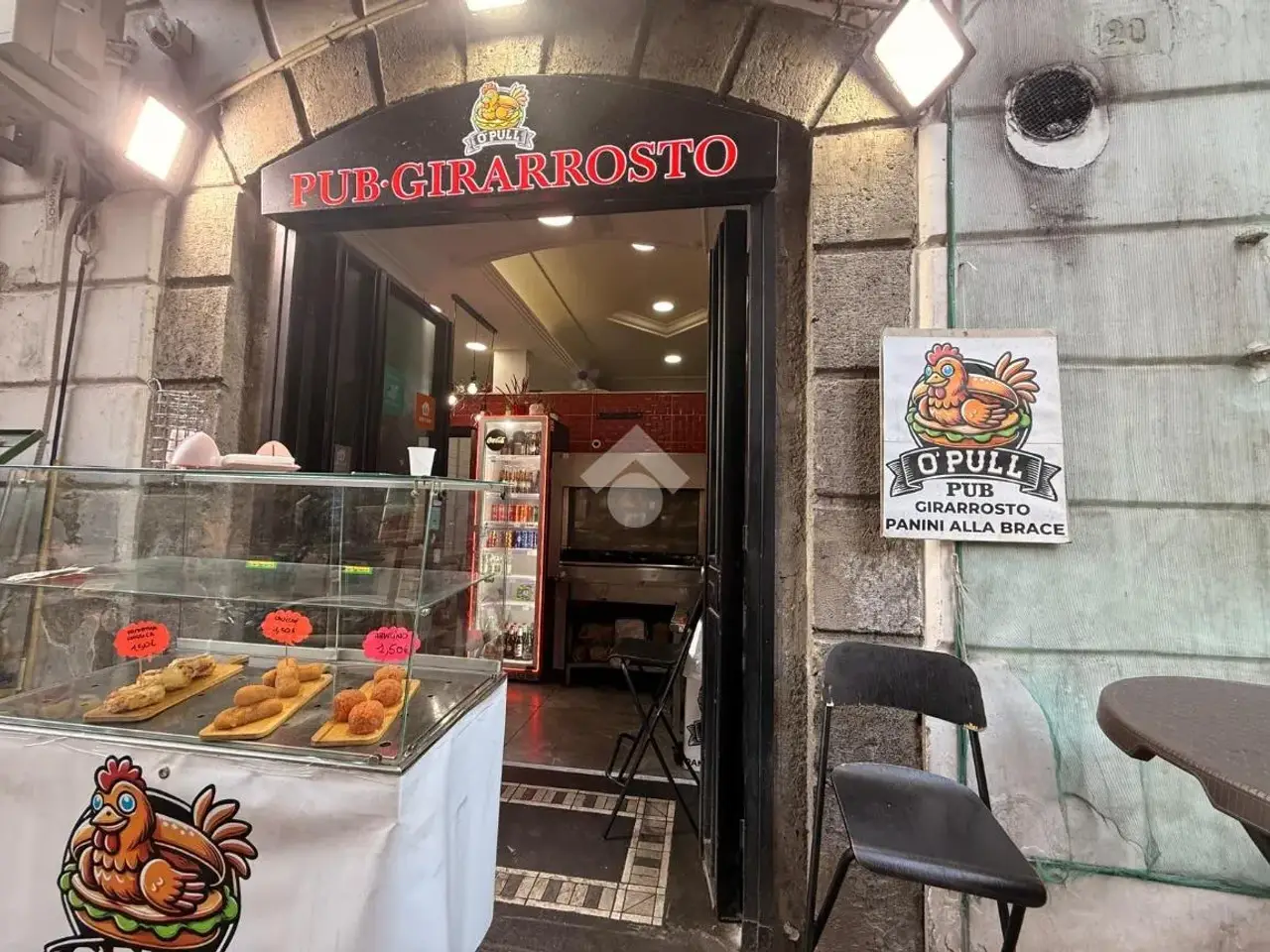 Negozio in Via Santa Teresa degli Scalzi 120, Napoli, {3} - Foto 1