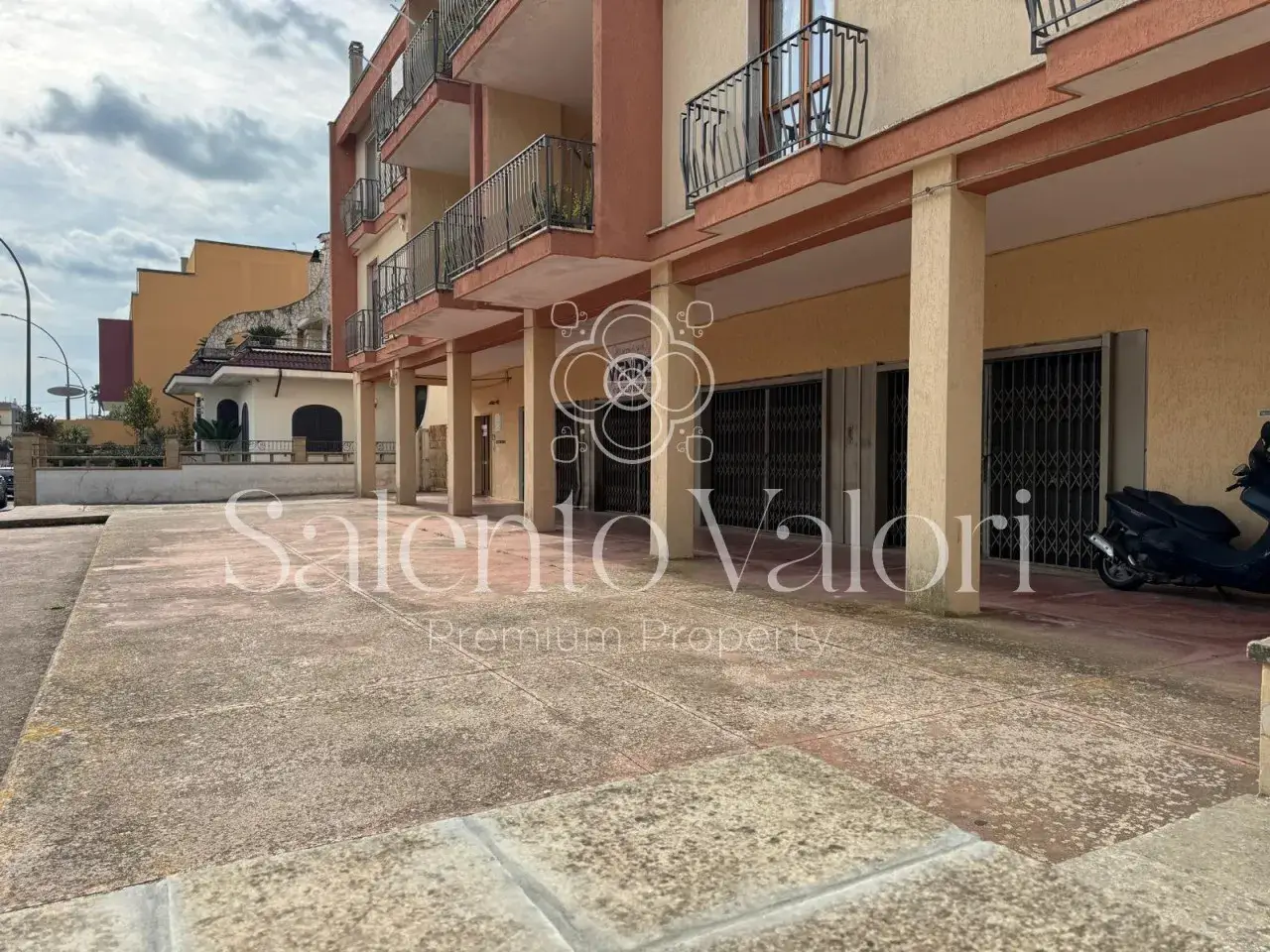 Esercizio commerciale in Piazzetta Terranova, Parabita, {3} - Foto 2