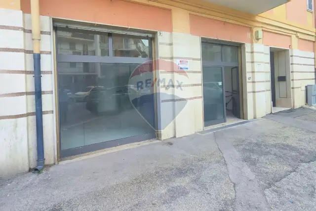 Geschäft in Via De Viti De Marco 9-11, Foggia - Foto 1