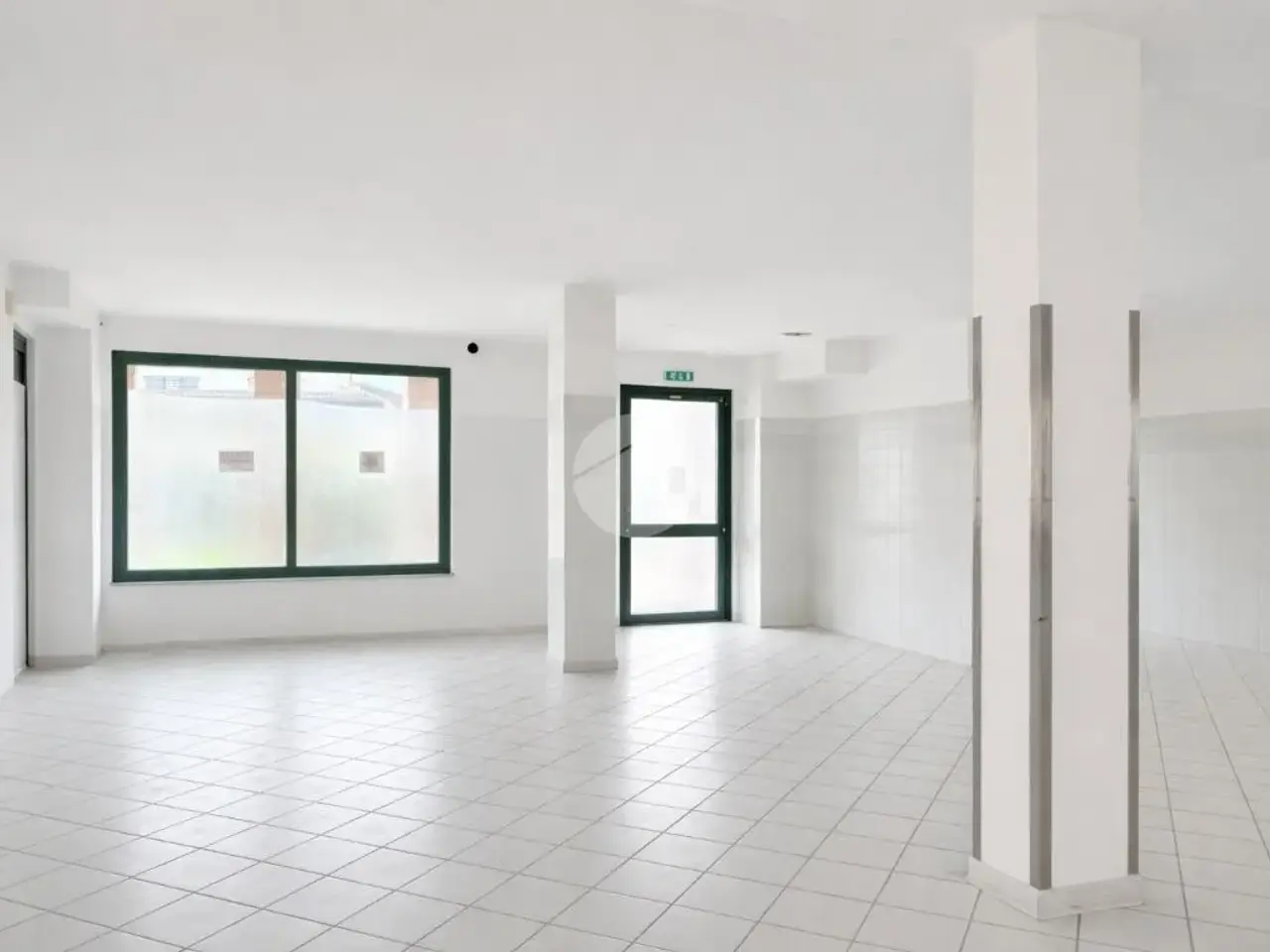 Negozio in Via Cavalieri di Vittorio Veneto, Stezzano, {3} - Foto 1