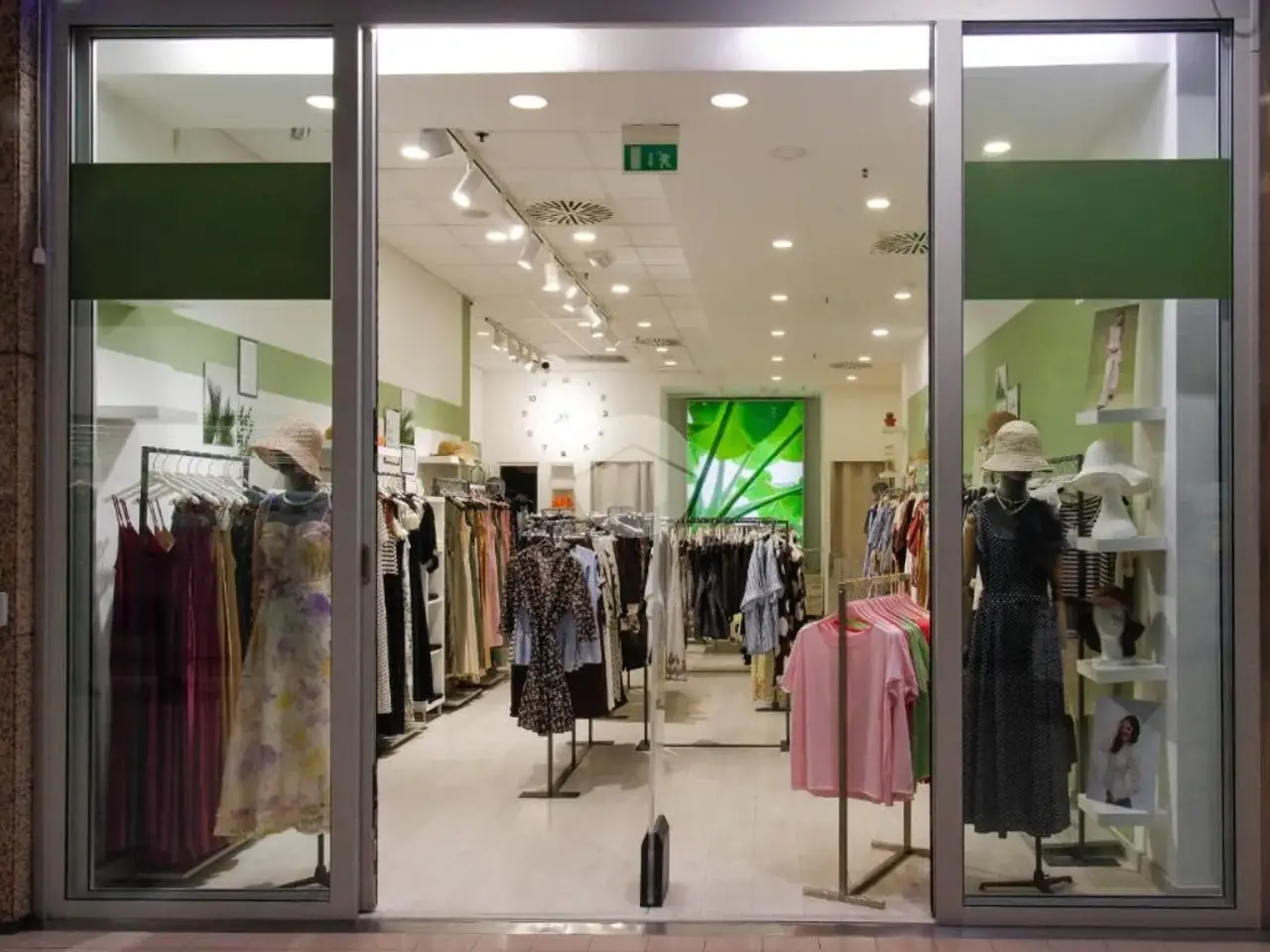 Negozio in Centro Commerciale Il Castello, Viale Trento Trieste,, Sant'Angelo Lodigiano, {3} - Foto 1