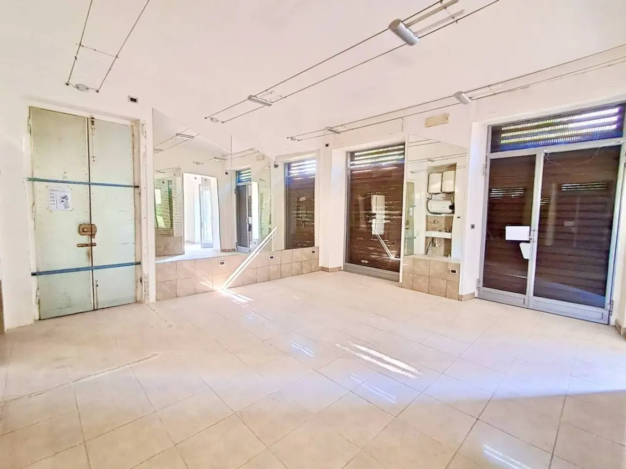 Locale commerciale in , Torino, {3} - Foto 1