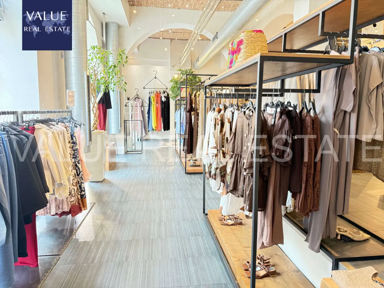 Abbigliamento in , Varese, {3} - Foto 2