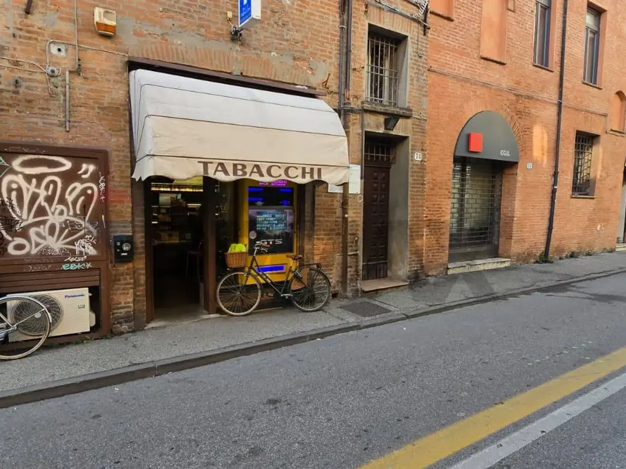 Esercizio commerciale in Via Carlo Mayr 76, Ferrara, {3} - Foto 1