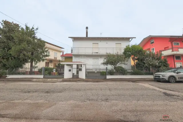 Casa indipendente in Viale Volterra, Riccione - Foto 1