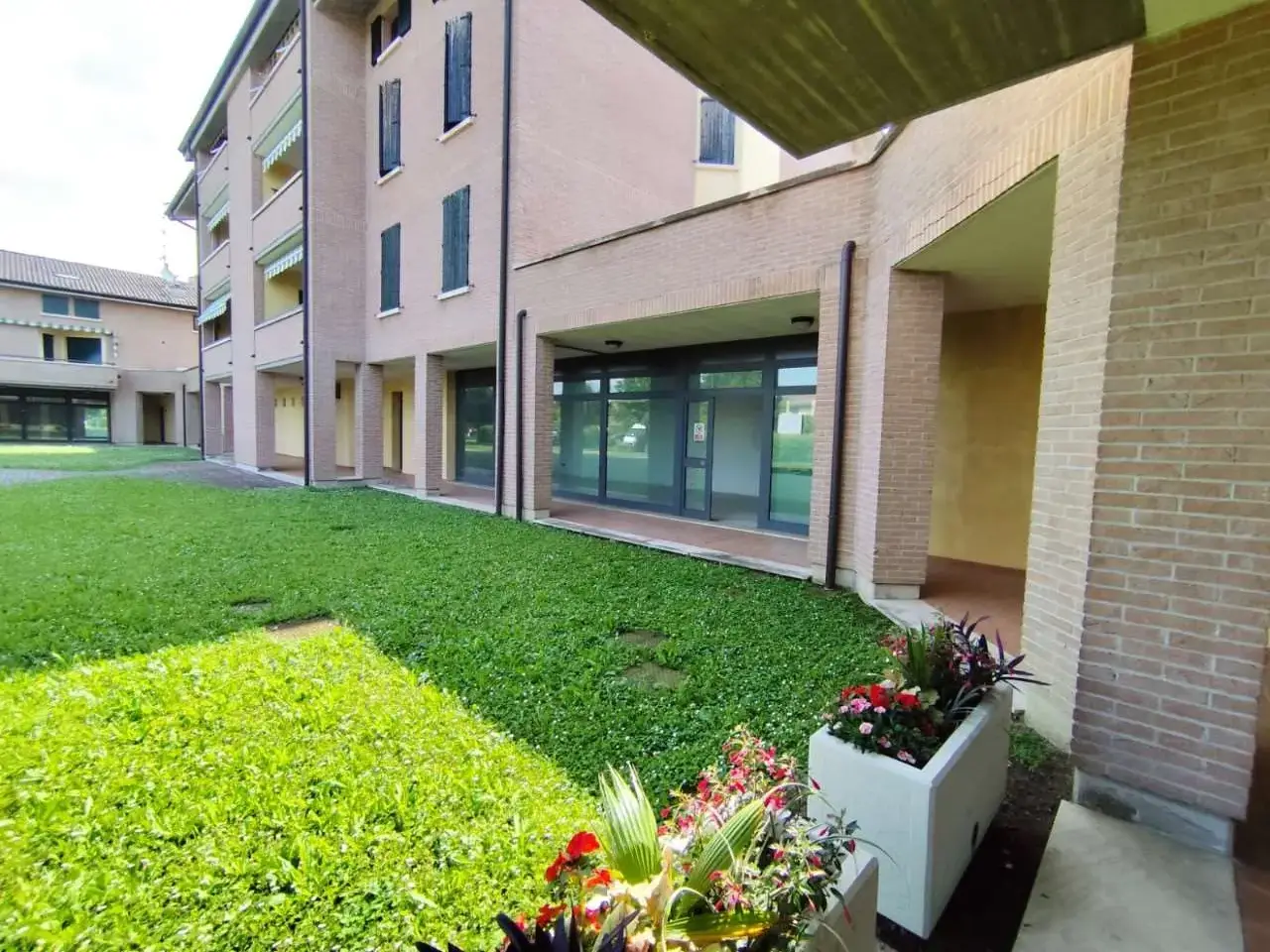 Negozio in , Gualtieri, {3} - Foto 1