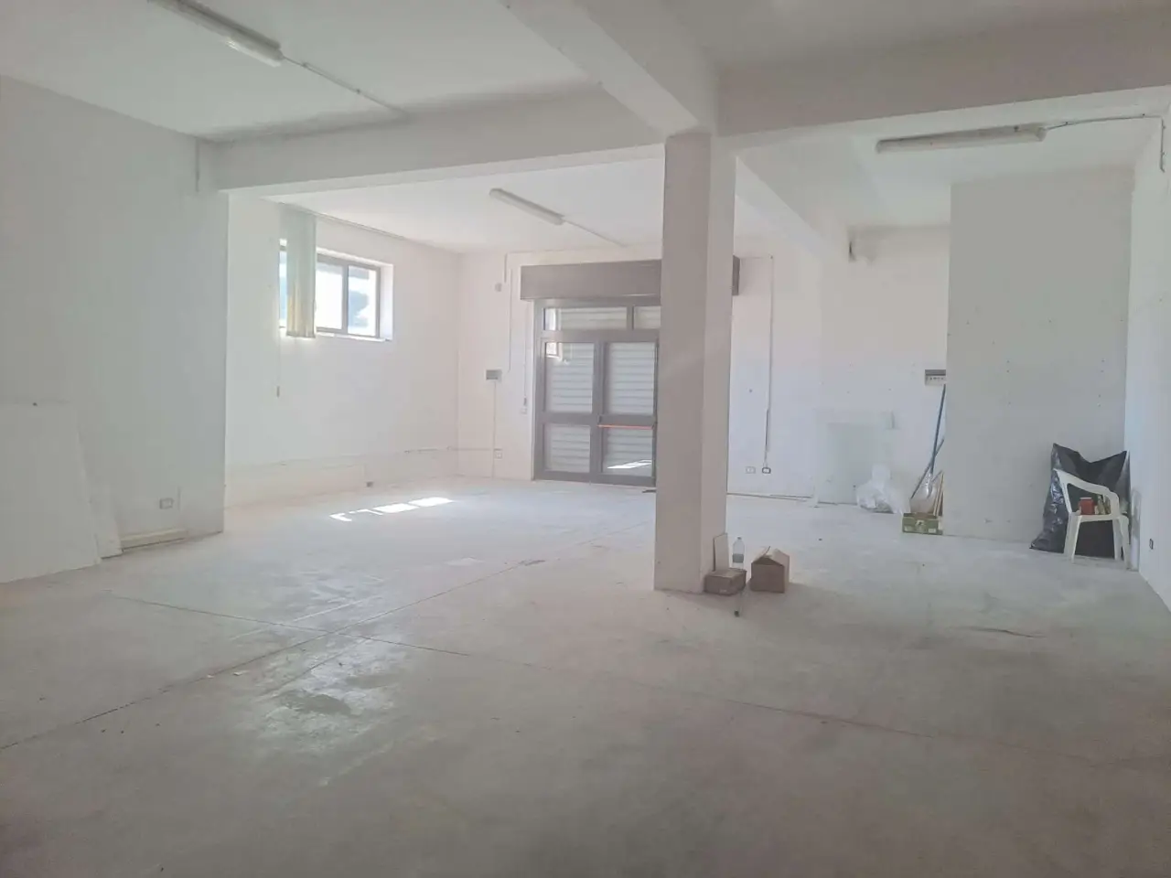 Palazzina commerciale in Via del Lavoro 19, Castel Di Sangro, {3} - Foto 2