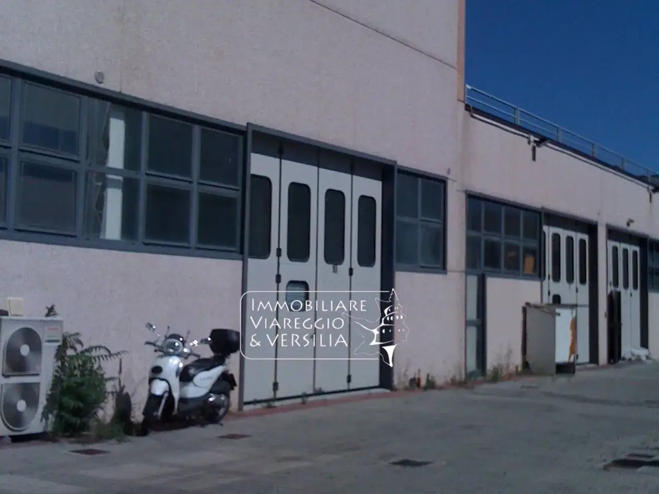 Magazzino in Via Libeccio 45, Viareggio, {3} - Foto 1