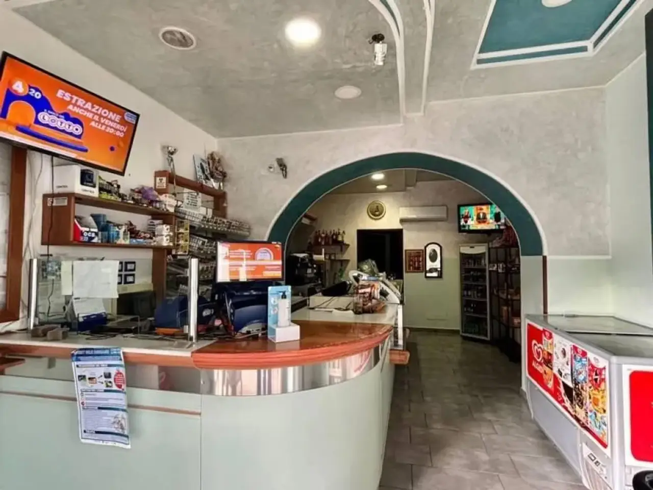 Esercizio commerciale in Piazza della Stazione 13, Prato, {3} - Foto 1