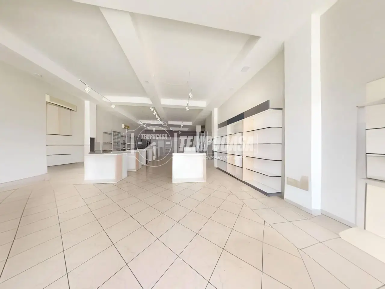 Negozio in Via Vittorio Veneto 117, Maglie, {3} - Foto 2