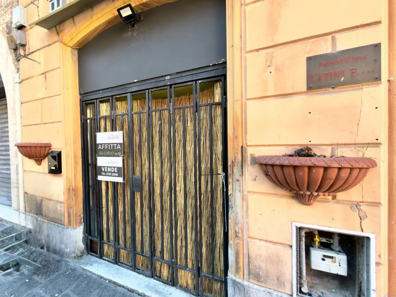 Negozio in Piazza del Comune 29, Fabriano, {3} - Foto 1