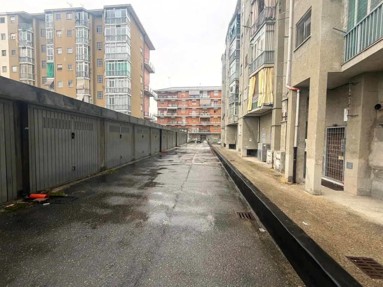 Parcheggio chiuso in Via Enrico De Nicola 1, Beinasco, {3} - Foto 1
