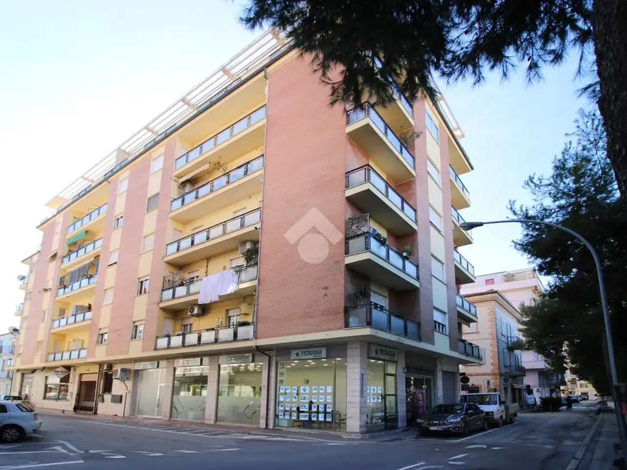 Negozio in Via Giuseppe Mazzini 153, Porto San Giorgio, {3} - Foto 1