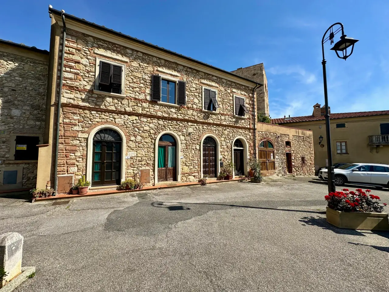Palazzina commerciale in  Piazza Cristoforo Colombo, Bibbona, {3} - Foto 1