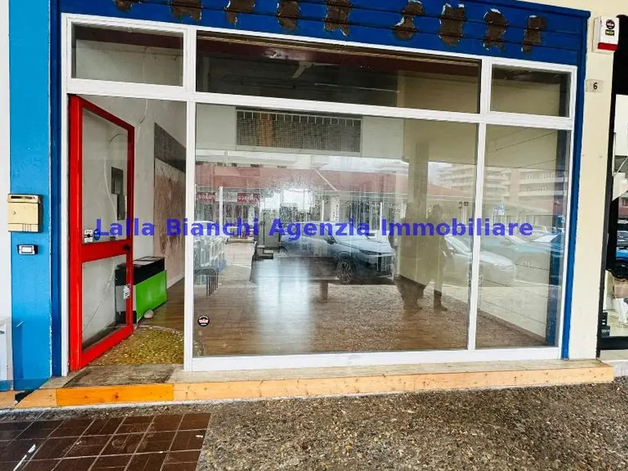 Locale commerciale in Viale Londra, Pesaro, {3} - Foto 1