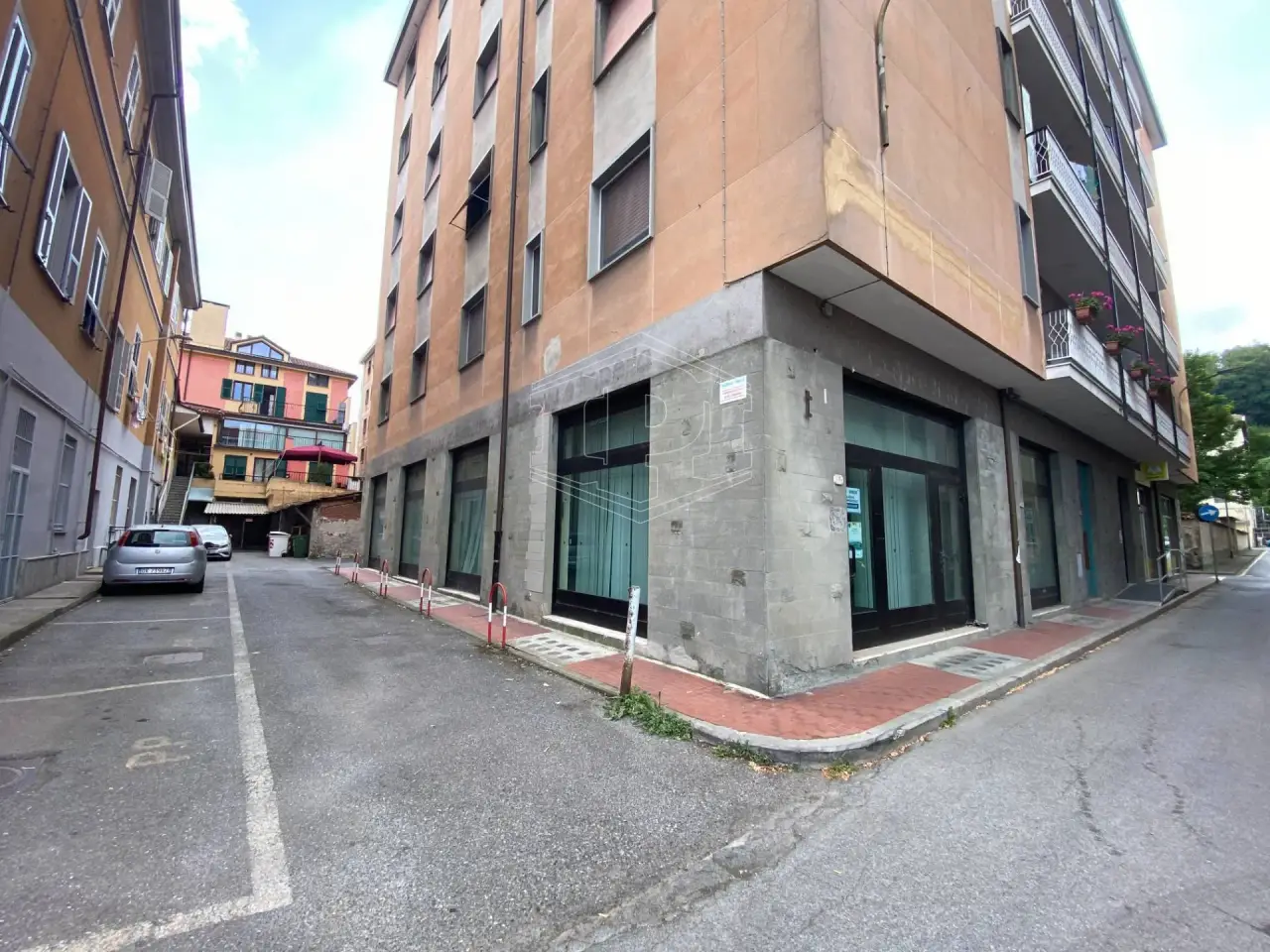 Negozio in Via Fratelli Francia, Cairo Montenotte, {3} - Foto 1