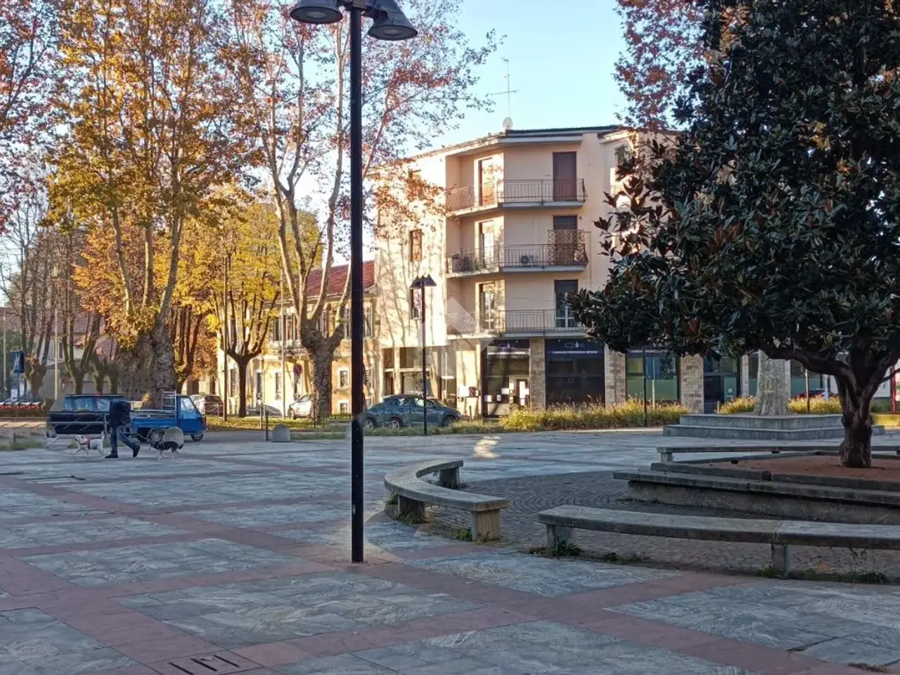 Negozio in Piazza Vittorio Veneto 139, Caronno Pertusella, {3} - Foto 2