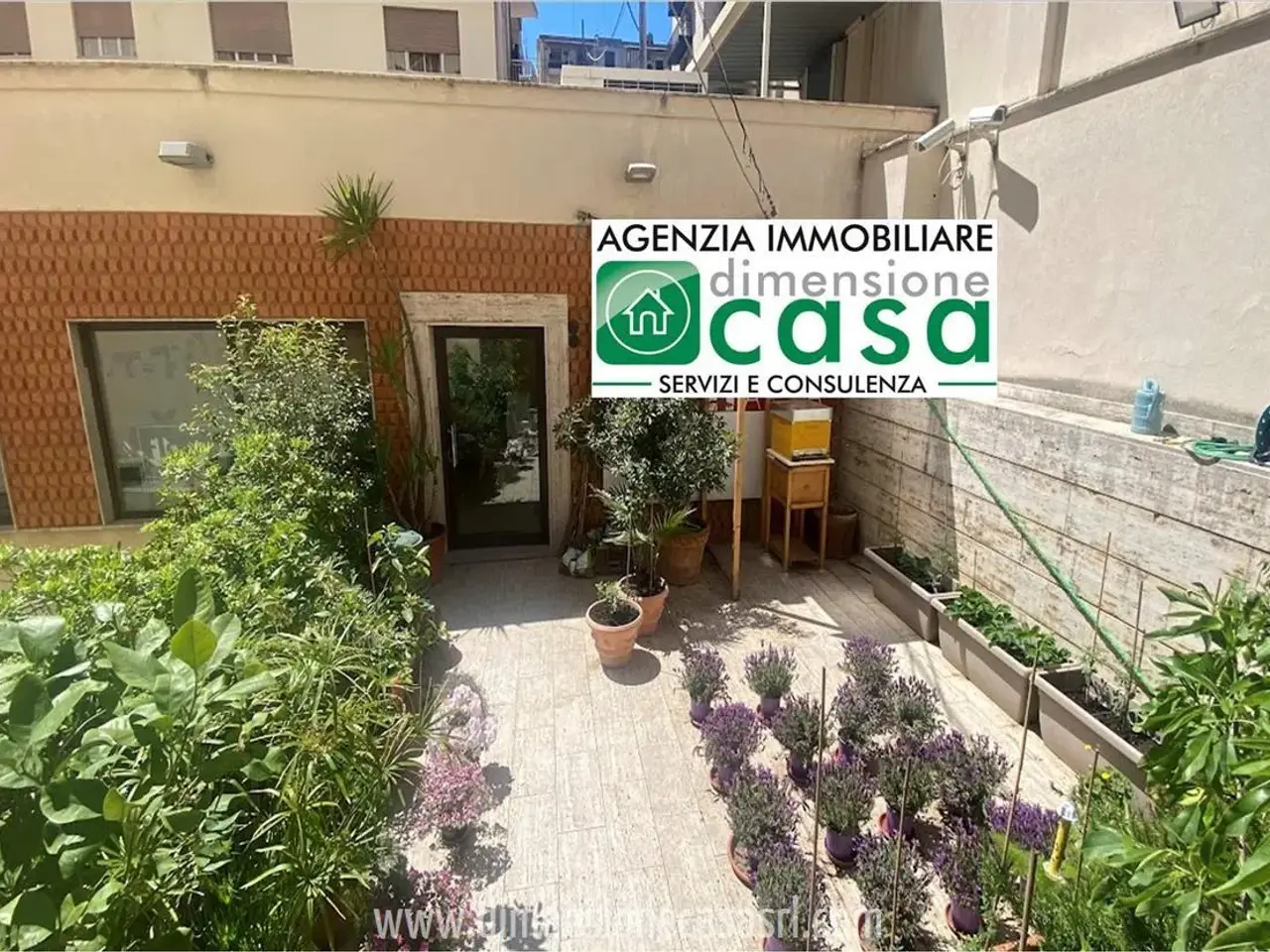 Locale commerciale in Viale della Regione 40, Caltanissetta, {3} - Foto 1