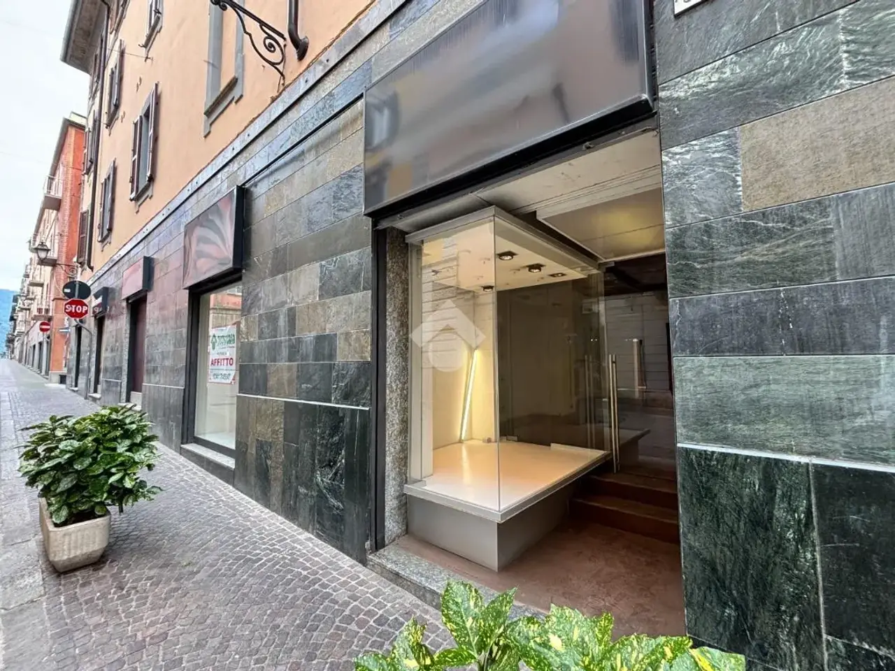 Negozio in Via Camillo Benso Conte di Cavour 41, Lecco, {3} - Foto 1