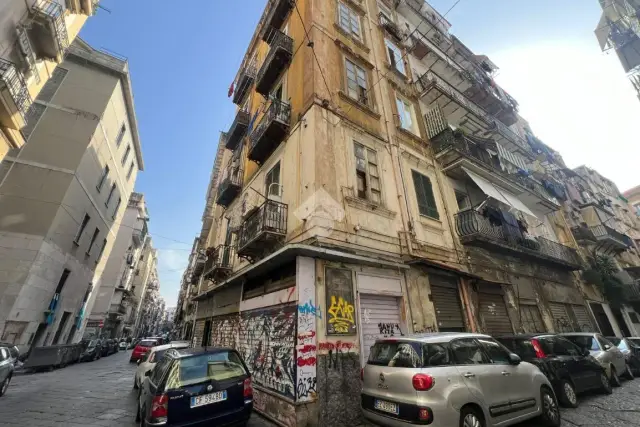 Negozio in Via Gregorio Mattei 42, Napoli - Foto 1