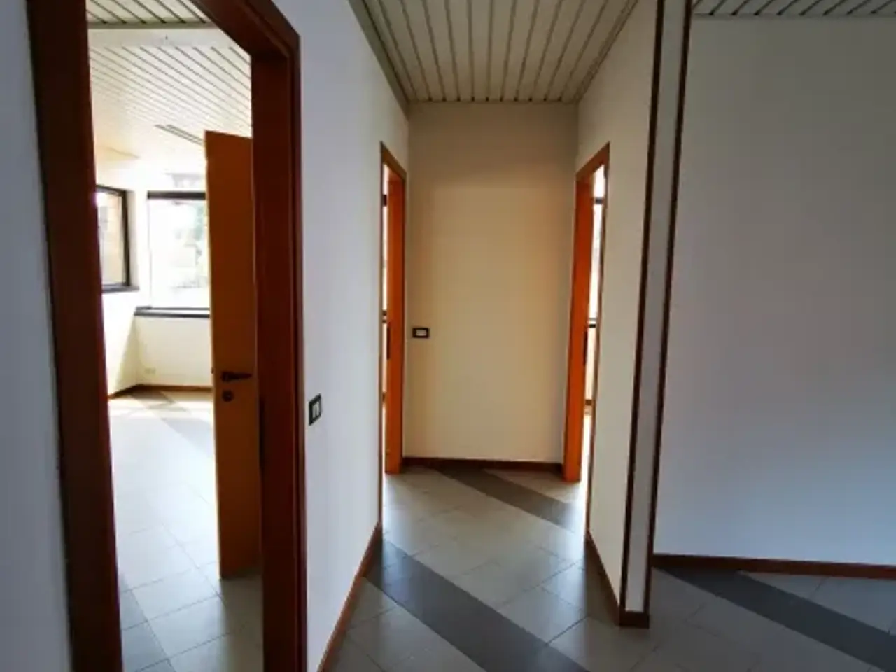 Ufficio in Via Salvator Allende 4, Desenzano del Garda, {3} - Foto 1