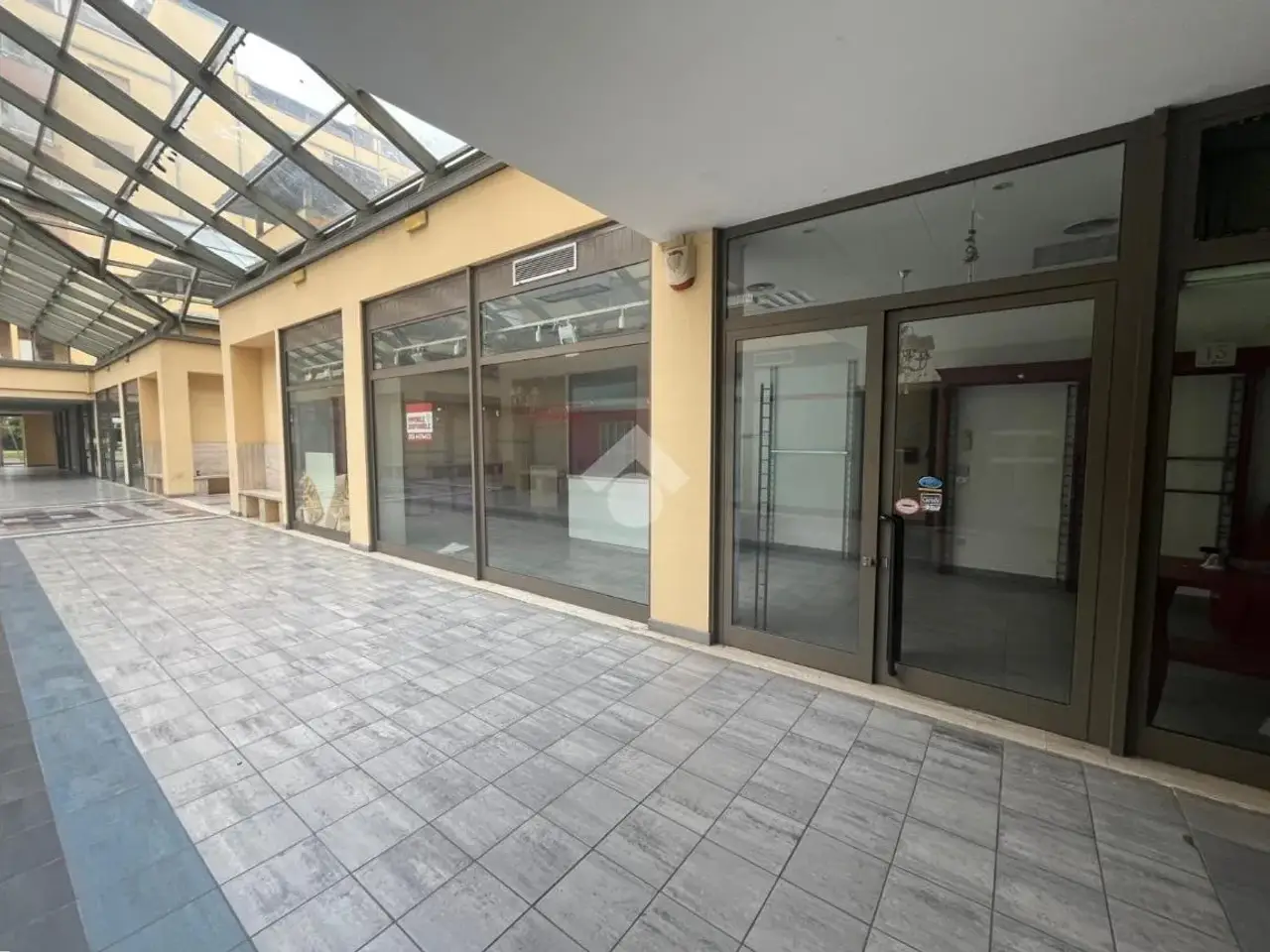 Negozio in Via Carlo Cattaneo 13, Campi Bisenzio, {3} - Foto 2