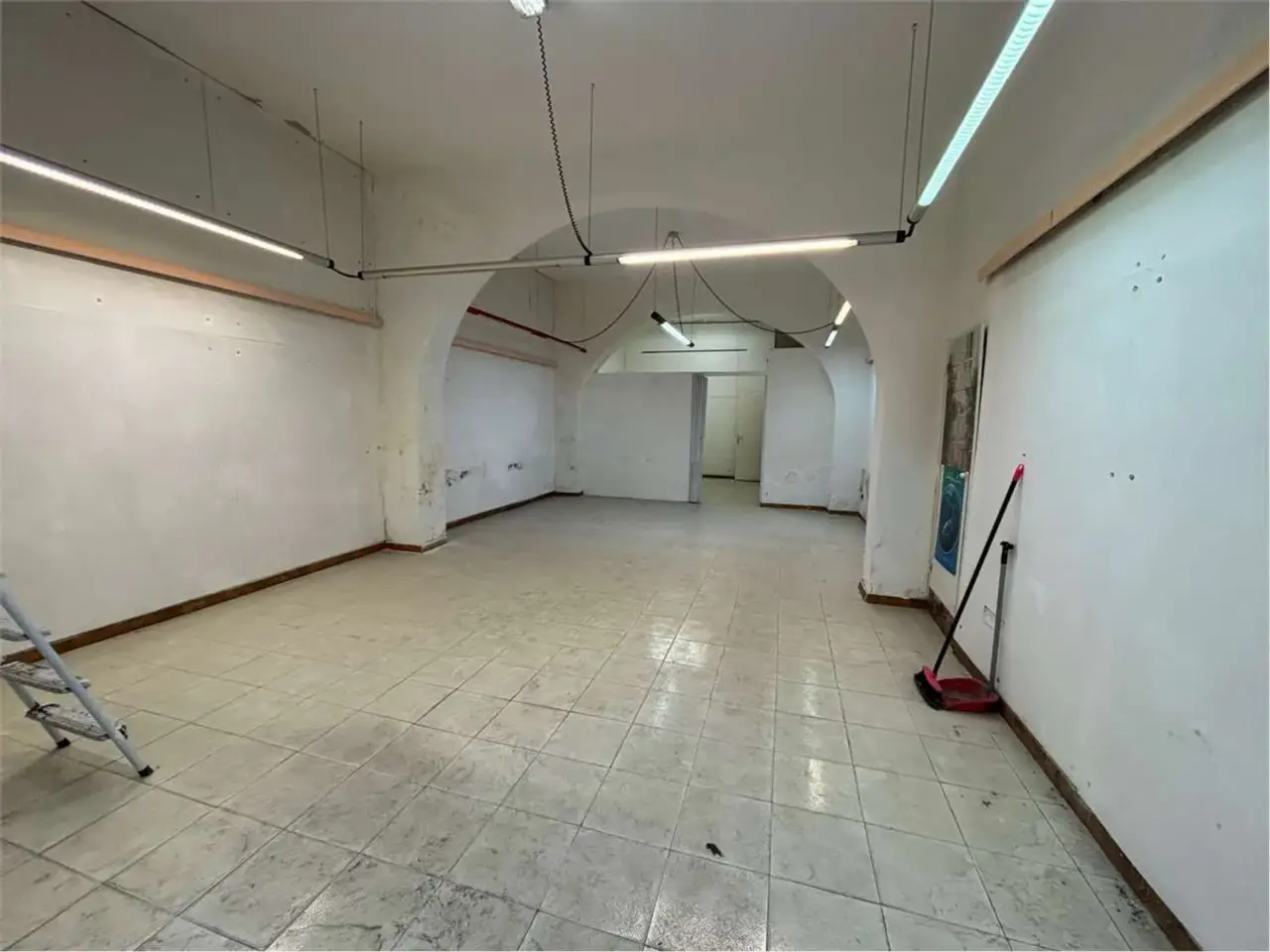 Locale commerciale in , Livorno, {3} - Foto 2