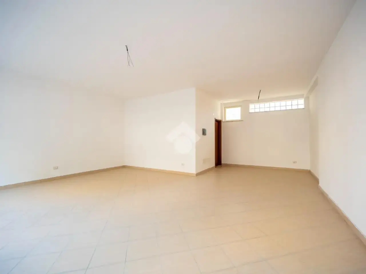Negozio in Viale F. Petrarca 72, Latina, {3} - Foto 1