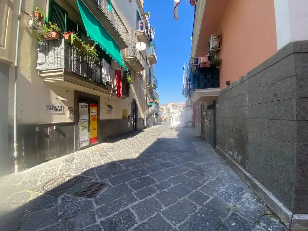 Negozio in Via Caldaie 17, Pozzuoli, {3} - Foto 1