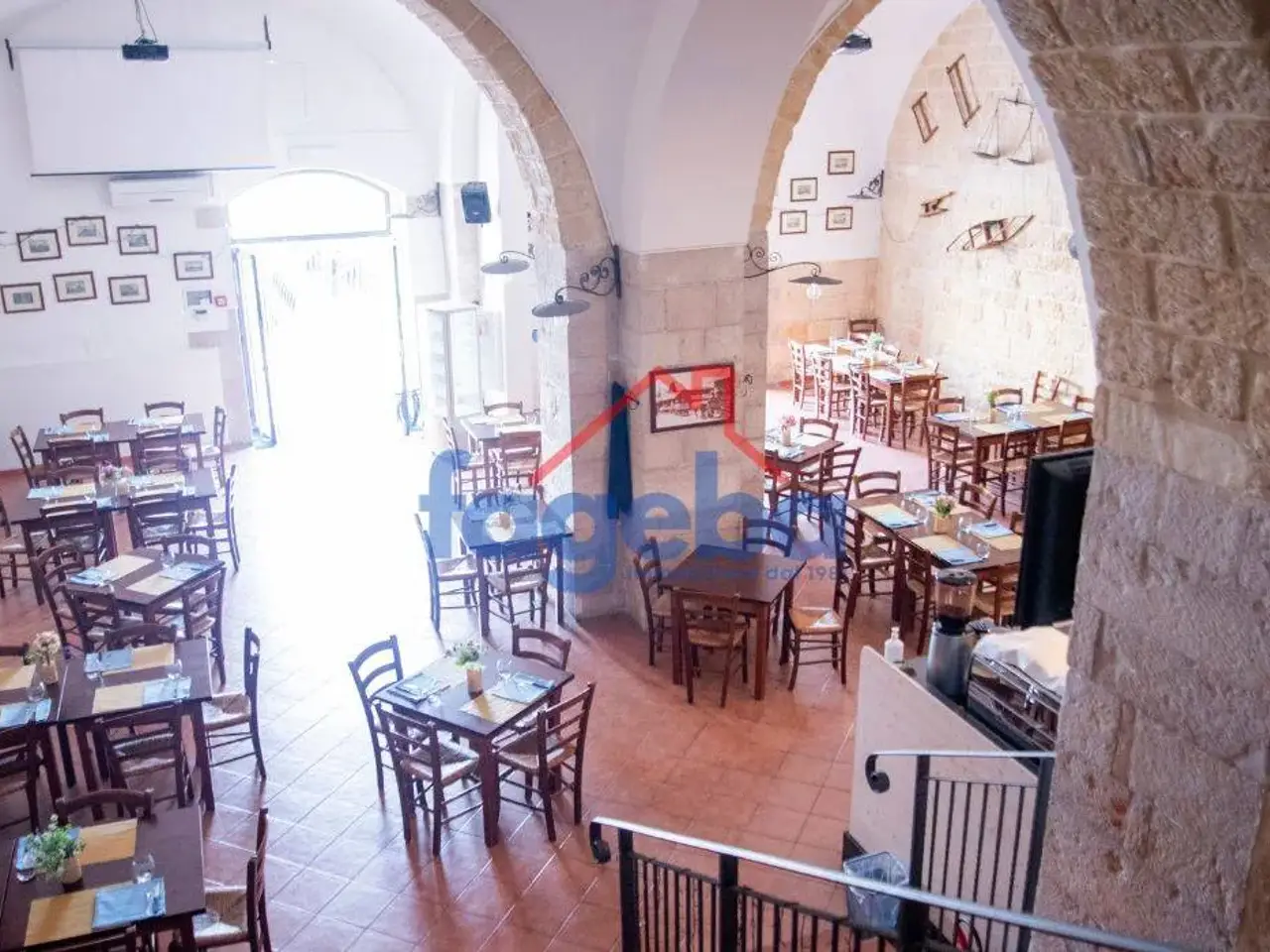 Esercizio commerciale in Piazza Sacra Regia Udienza 6, Trani, {3} - Foto 1