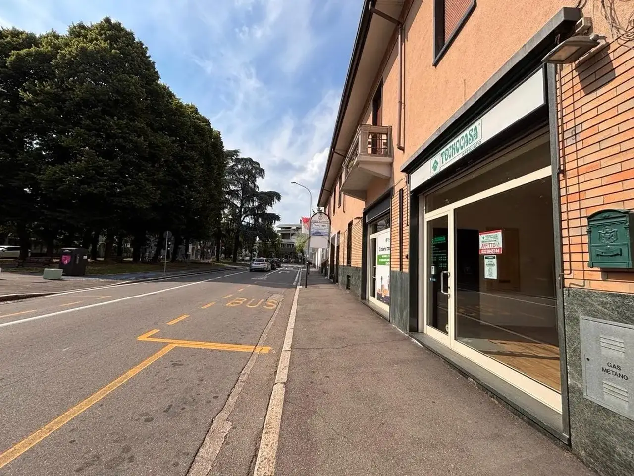 Negozio in Piazza Vittorio Veneto 7, Legnano, {3} - Foto 1