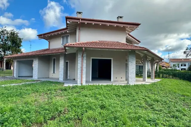 Villa in Via Arona, Borgomanero - Foto 1