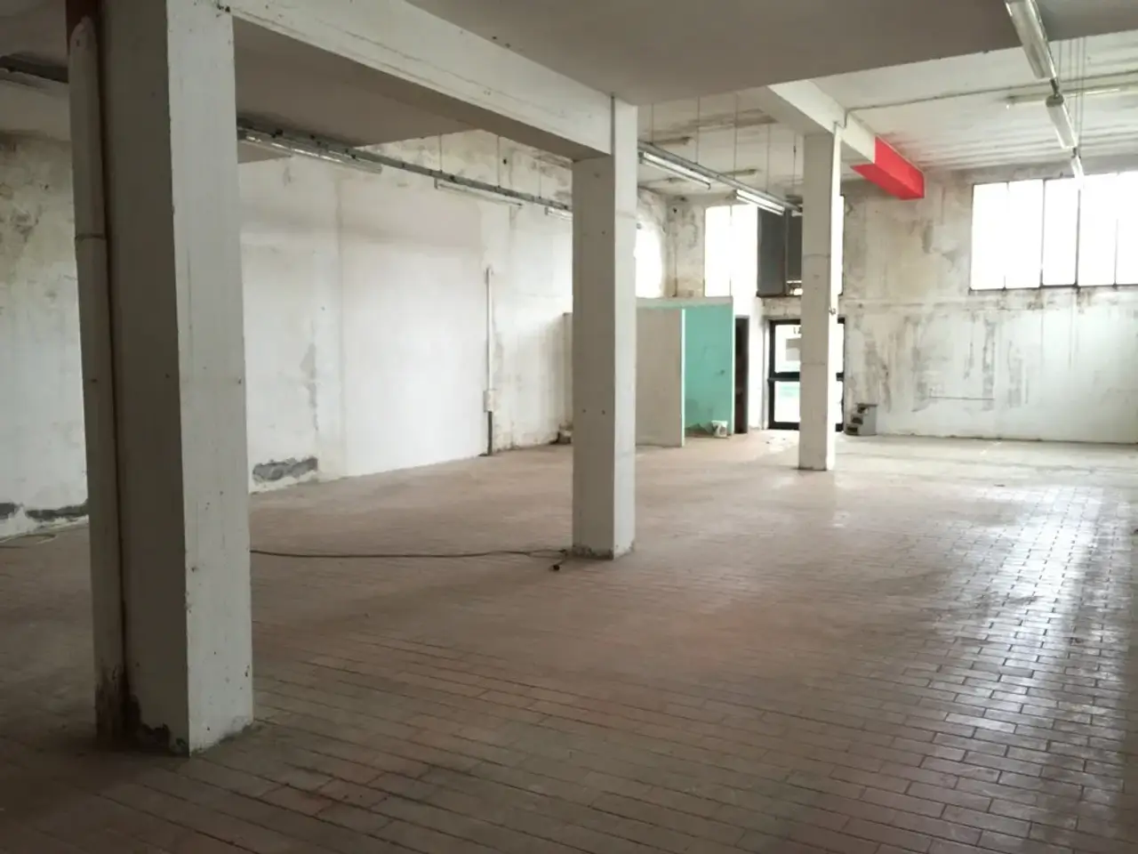 Esercizio commerciale in Via Cesare Battisti, Ponsacco, {3} - Foto 2