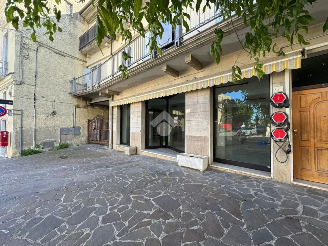 Negozio in Piazza Decio Rubini 4, Nereto, {3} - Foto 1