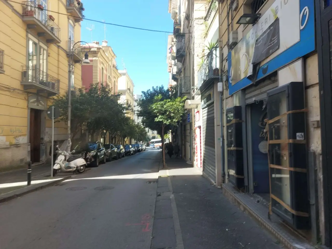Negozio in Via Francesco Paolo Volpe, Salerno, {3} - Foto 1