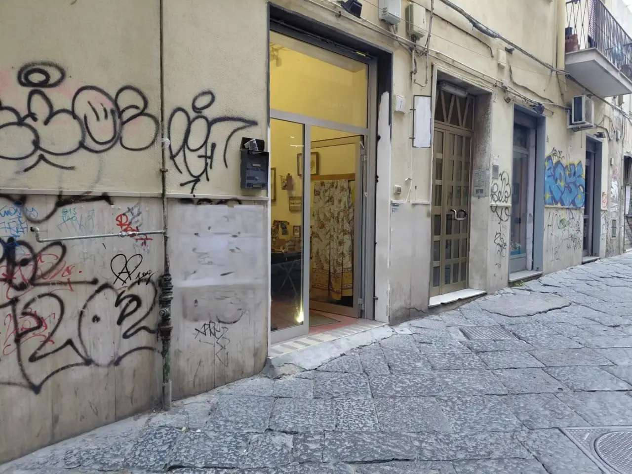 Negozio in Vico Pallonetto Santa Chiara 7, Napoli, {3} - Foto 1