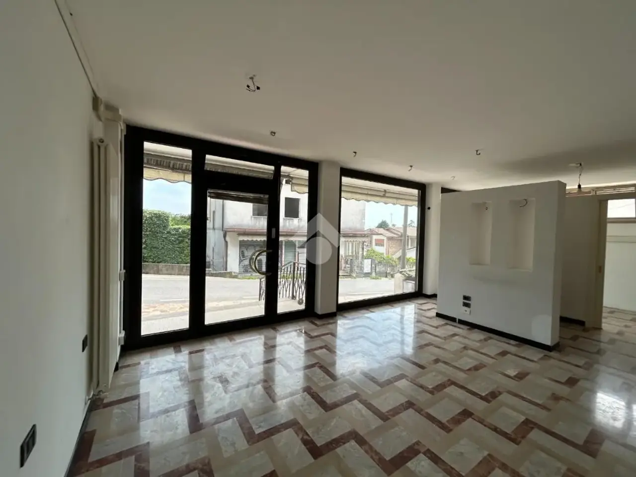 Negozio in Via Ruio Arcane 37, Valdobbiadene, {3} - Foto 1