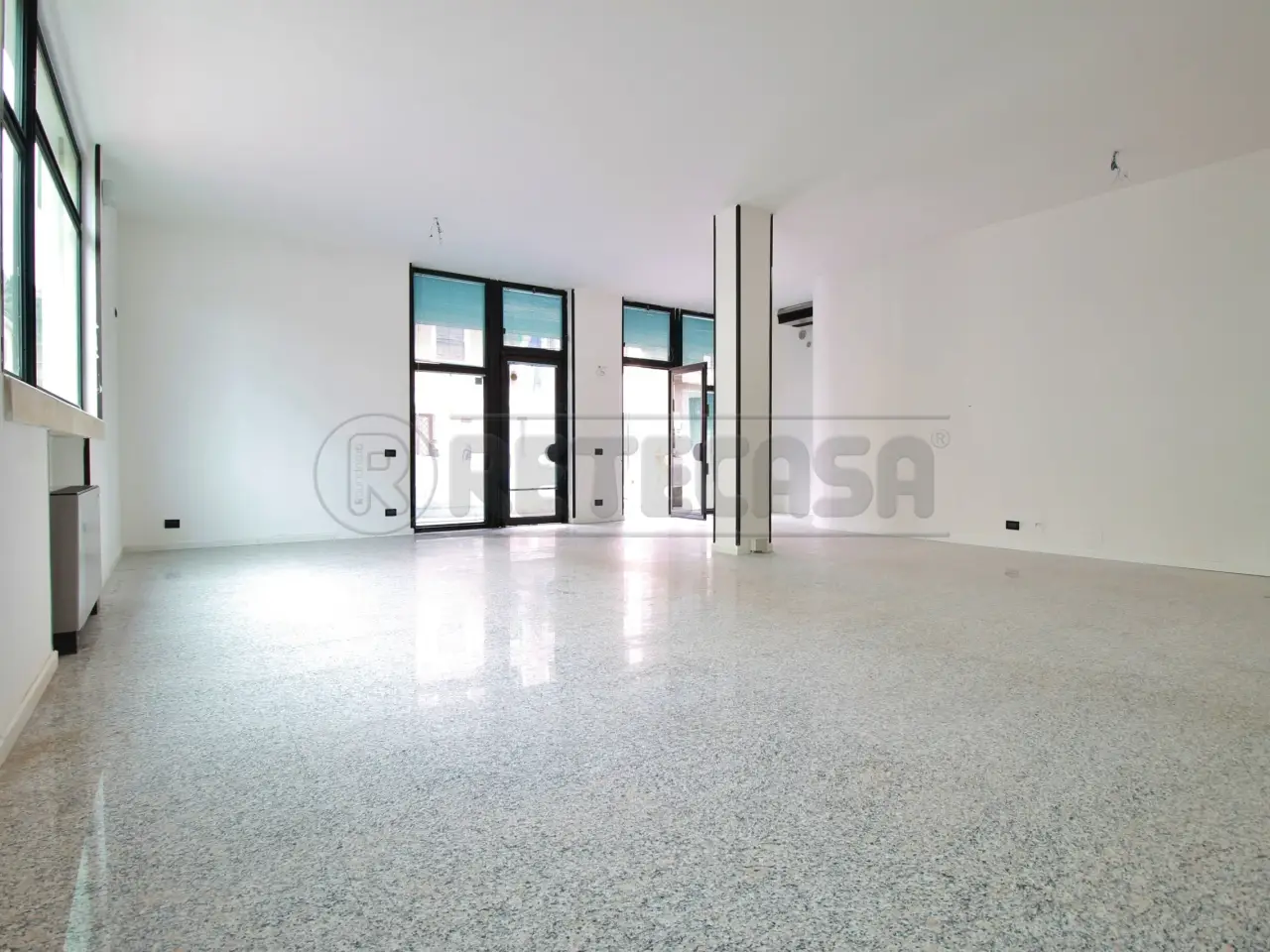 Palazzina commerciale in Piazza Regaù 1, Zermeghedo, {3} - Foto 1