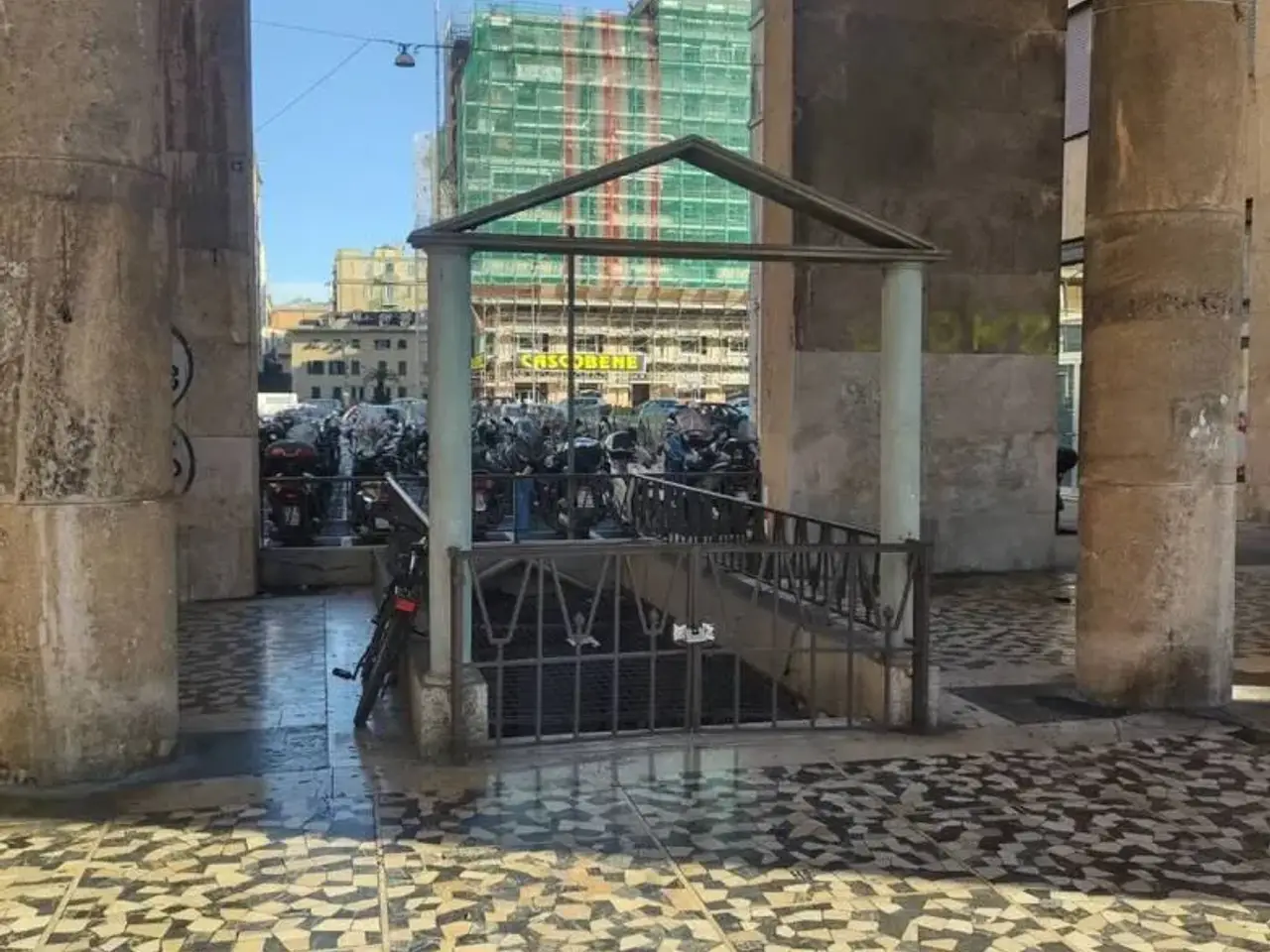 Negozio in Piazza della Vittoria 100, Genova, {3} - Foto 1