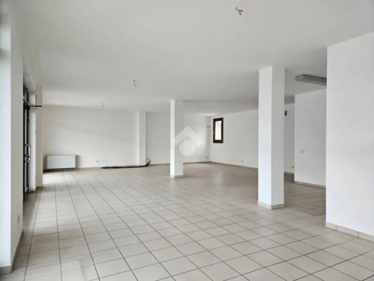 Negozio in Viale a. De Gasperi 89, Bassano Del Grappa, {3} - Foto 1
