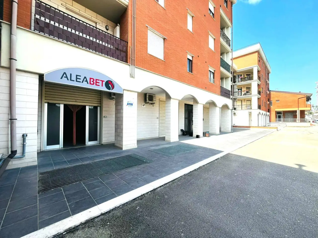 Negozio in Via Avvocato Vincenzo Scarano 41, Lucera, {3} - Foto 2