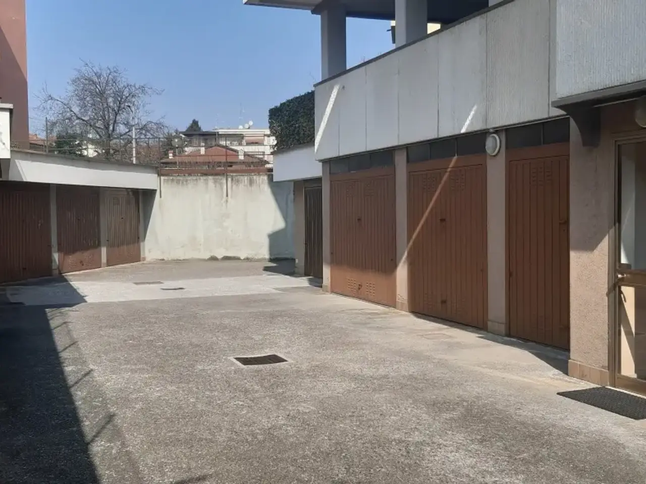 Parcheggio chiuso in Via Ruberto 23, Cardano al Campo, {3} - Foto 1