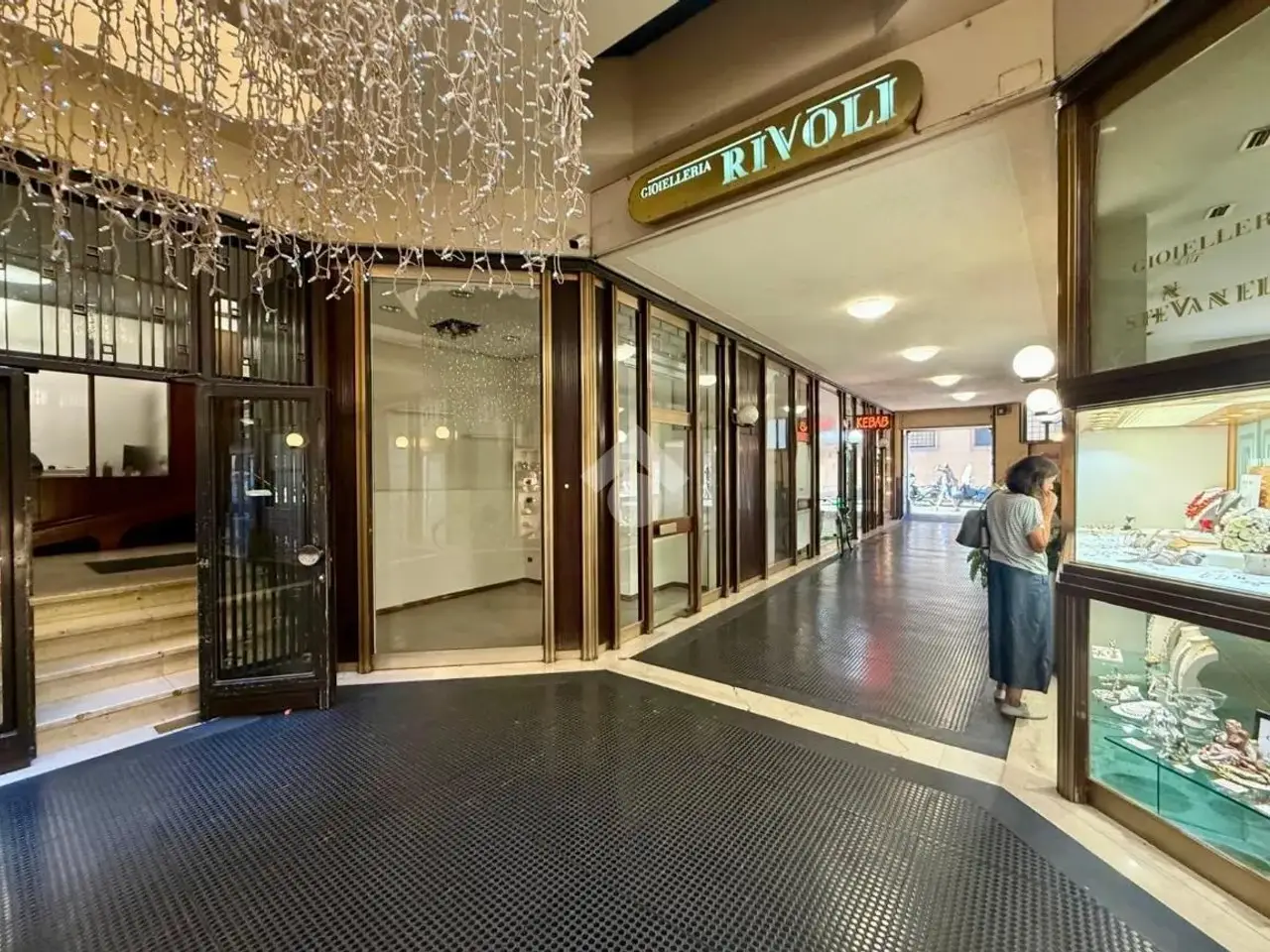 Negozio in P.Za Bra 10, Verona, {3} - Foto 1