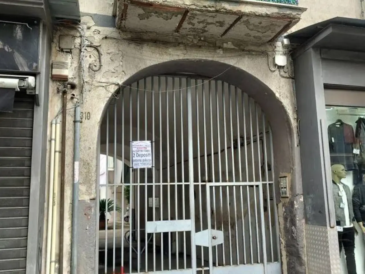 Magazzino in Corso Secondigliano, Napoli, {3} - Foto 1