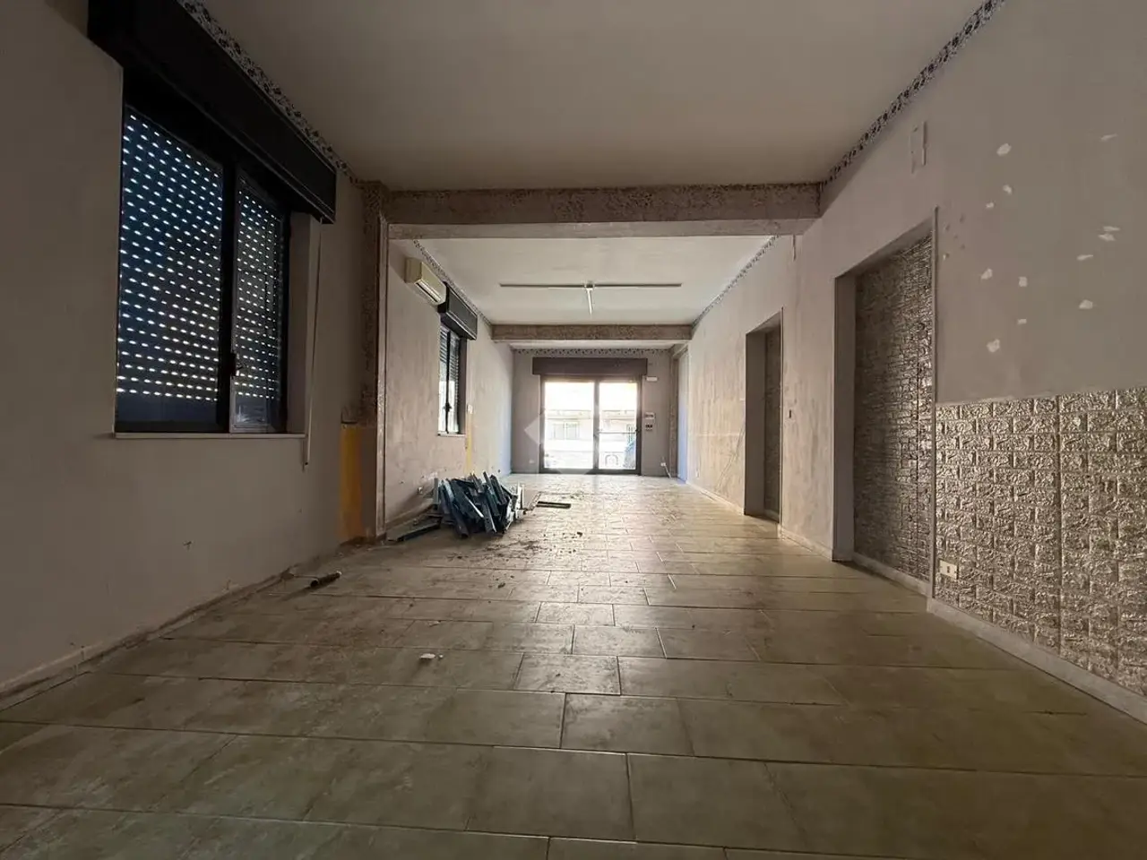Negozio in Via Reggio Campi II Tronco 8, Reggio Calabria, {3} - Foto 2