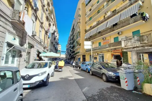 Negozio in Via Marco Aurelio Severino , Napoli - Foto 1