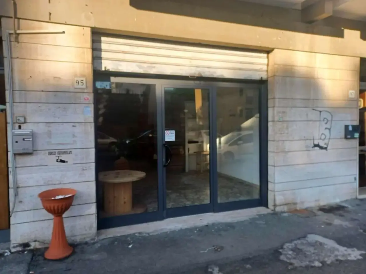 Locale commerciale in , Livorno, {3} - Foto 1