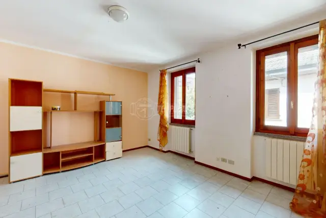 2-room flat in Via Federico Confalonieri 13, Carate Brianza - Photo 1