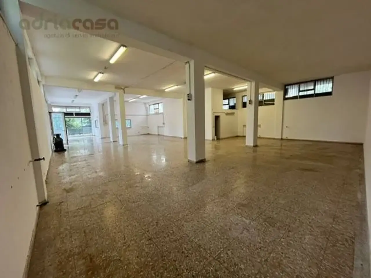 Negozio in Viale Bologna, Riccione, {3} - Foto 1